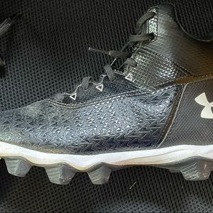 Under Armour high top football cleats size 6 youth